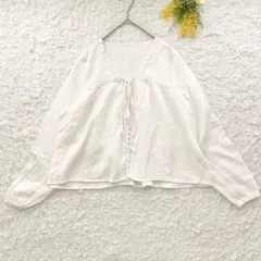 シーイン　Ｖネックコットンブラウス　白　長袖　花柄　シンプル　大人可愛い　無地