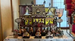 伝統的な雛人形飾り