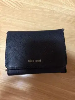 niko and ブラック三つ折り財布