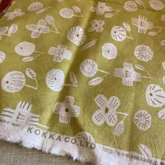 KOKKA 黄緑色 白と茶色で花や幾何学模様の柄。