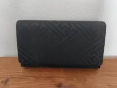 幾何学模様の黒い和装用バッグ