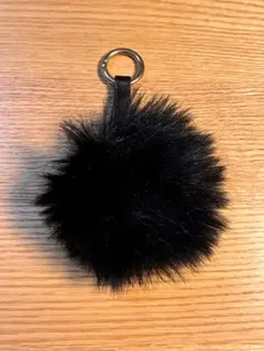 ZARA リング付きブラックファーポンポンチャーム/ファーアクセサリー