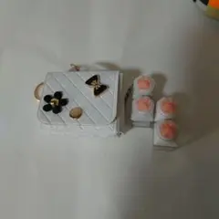 ホワイトキルティングミニバッグと肉球のキーボードキーホルダー