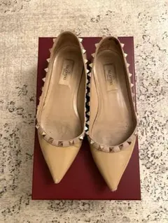 VALENTINO スタッズ付きフラットシューズ ベージュ
