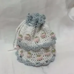 ピンクと水色のいちごモチーフの巾着袋 ポーチ ハンドメイド 編み物