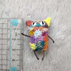 カラフルダーニング刺繍の猫型マグネット