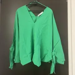 ZARA グリーン Vネック リボン袖シャツ