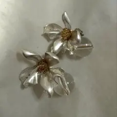 《新品未使用》ビンテージ風フラワーピアス シルバー
