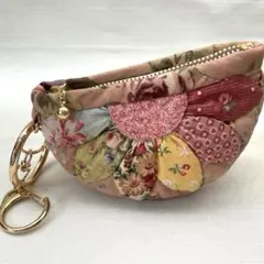 パッチワーク花モチーフポーチ （くすみピンク）キーホルダー、カラビナつき