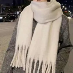 ボリューム　フリンジ　マフラー　白　ホワイト　起毛　フェイクウール　小顔　冬