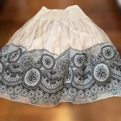 Chatoyer 刺繍入りホワイトフレアスカート