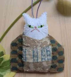 古布《餅屋の猫風さん》和更紗　藍染　型染　　猫ストラップ