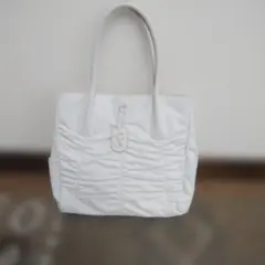 フルラ ホワイト ハンドバッグ Fロゴ付き