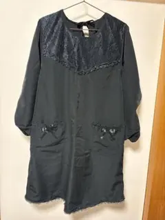 黒いレース付き割烹着