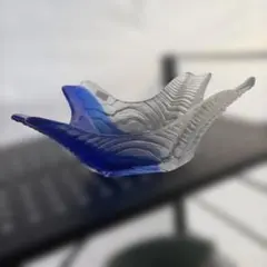 青と透明の波状星型ガラス花器　木目調の模様　青のグラデーション　ブルー