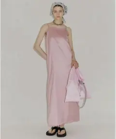 yae ファスナリースリットサテンドレス