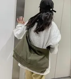 ニュースペーパー ショルダー カーキ メッセンジャーバッグ A4 大容量