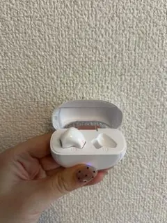 スリコ　ホワイト ワイヤレスイヤホン 充電ケース付き　片耳のサムネイル