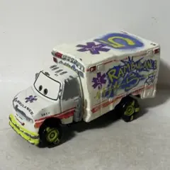 ディズニートミカ　トミカカーズ　ドクターダメージ　アーヴィ　フィルモア他 Amazon.co.jp: ディズニー カーズ トミカ C-39 ドクター・ダメージ
