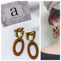 2277☺︎変形メタルゴールドとオーバル型ウッドフープのピアス☺︎