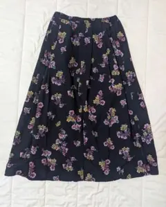 【レルビエ】ネイビー 花柄 プリーツスカート　ミモレ丈のサムネイル