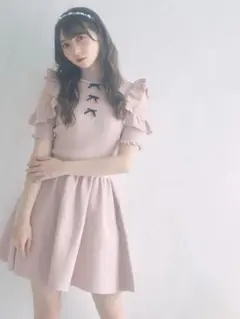 肩開きフリルハイネックニットワンピース　アンクルージュ　ピンク