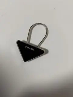 PRADA トライアングルキーリング