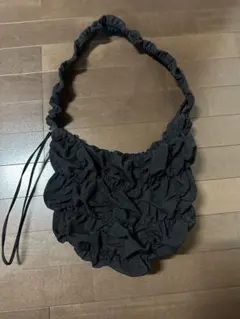 gu ジーユー　フリルデザイン 黒 ショルダーバッグ