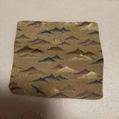 金色の山と雲模様の生地