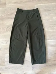 ユニクロ　ジャージーバレルレッグパンツ　オリーブ