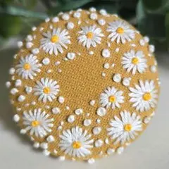 #152　刺繍ブローチ　ハンドメイド　くるみボタン