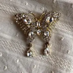 クリスタル蝶型ブローチ