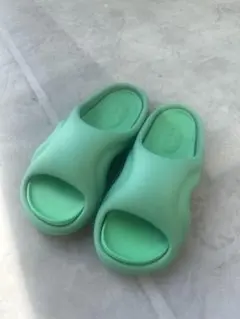 未使用 YEEZY SLIDEイージースライド イエロー サンダル US 9 - メルカリ