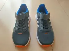 adidas キッズスニーカー ブラック/ホワイト/オレンジ