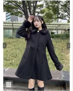 パールブローチ付きファーフレアコート［ze786］ブラック