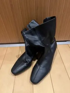 ブラックレザーショートブーツ 中ヒール