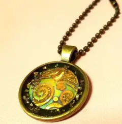 w[未使用現品限り！好評！]ハンドメイド キラキラ金古美渦巻き模様チャーム