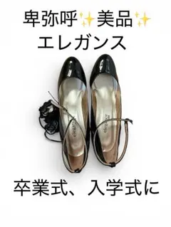 エレガントな黒エナメルパンプス