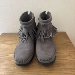 フリンジ付きグレーショートブーツ