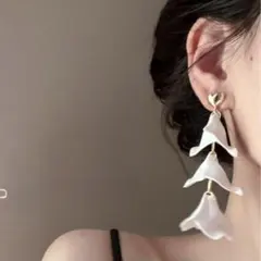 【新品】花びら3連 ハート ピアス