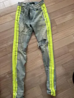 希少】AMIRI ホワイト ダメージデニム サイドラインパンツ - メルカリ