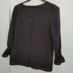 値下げ【美品】黒いVネックシャツ 長袖 ギャザー入り 袖シースルーのサムネイル