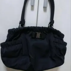 フェラガモのブラックのナイロンのショルダーバッグ、マザーズバッグ