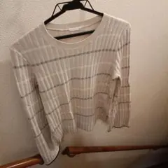 アイボリーとグレーのストライプニット