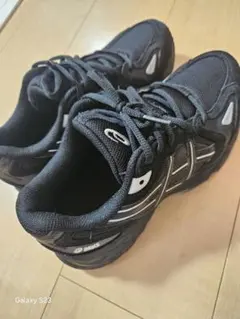 美品　asics スニーカー ブラック　24