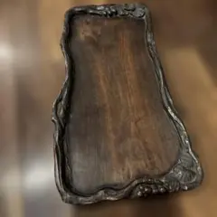 彫刻デザインが施されたお盆