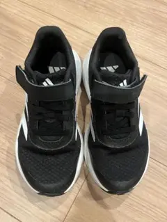 adidas ブラックスニーカー