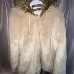 ベージュ ファー付ジャケット　Pikoのサムネイル