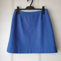 青いジッパー付きタイトスカート