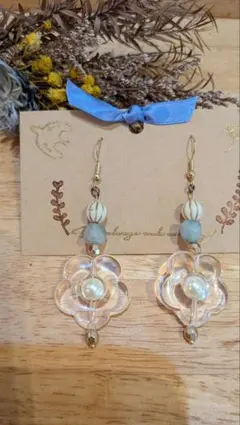 花デザインの透明ピアス